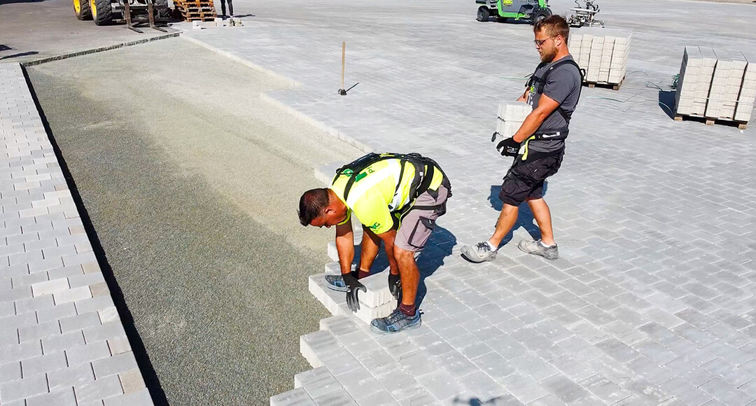 Das BionicBack Exoskelett untersttzt beim Heben und Tragen von schweren Gegenstnden wie Pflanzenerde, Steinen, Pflastersteinen und Baumaterialien.