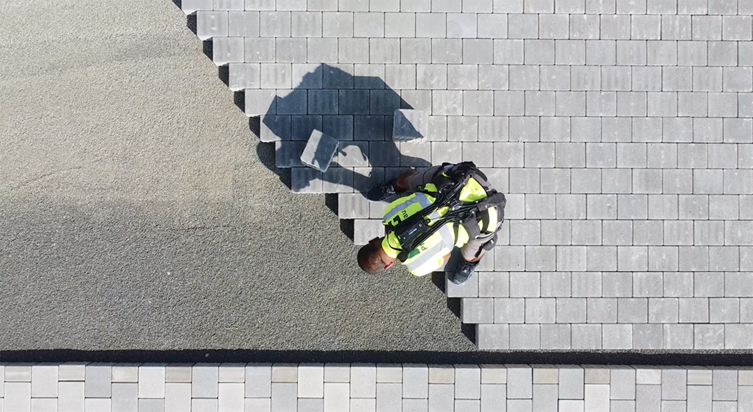 Das Exoskelett von hTRIUS reduziert die krperliche Belastung bei Arbeiten, die ber lngere Zeitrume in gebckter Haltung durchgefhrt werden mssen.