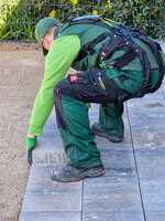 Das Exoskelett von hTRIUS reduziert die körperliche Belastung bei Arbeiten, die über längere Zeiträume in gebückter Haltung durchgeführt werden müssen.