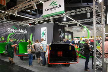 Auf der GaLaBau prsentierte GreenMech alle Hcksler auch mit dem unten montierten Schaltbgel. 