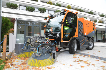 Der Holder Muvo  ein Vielzweck-Gertetrger, mit der neuen Kehrsaugmaschine SX2 als wendiges Kompaktkehrfahrzeug verwendbar.