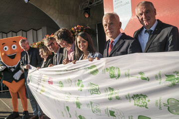 Feiern Abschluss bei Sonne: IGA-Maskottchen Stecky; IGA-Geschftsfhrer Christoph Schmidt; IGA-Geschftsfhrerin Katharina Lohmann; Stefan Tidow, Staatssekretr fr Umwelt und Klimaschutz; Christian Gaebler, Aufsichtsratsvorsitzender der IGA Berlin 2017 GmbH und Staatssekretr fr Sport der Senatsverwaltung fr Inneres und Sport Berlin; Staatssekretrin Sawsan Chebli; Harry Mergel, Oberbrgermeister Heilbronn, der Buga-Stadt 2019; und Helmut Selders, Vorsitzender der Gesellschafterversammlung der DBG