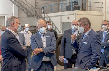 Am Mittwoch, 5. August 2020, gab
der niederschsische Ministerprsident Stephan Weil den offiziellen
Startschuss fr die Serienproduktion wasserstoffbetriebener Nutzfahrzeuge
bei FAUN in Osterholz-Scharmbeck. 