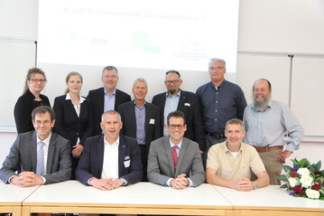 Das neue gemeinsame Prsidium, Mitarbeiterinnen der Geschftsstelle(n) und ehemalige DDV- und FBB-Vertreter freuen sich ber die Fusion und die gemeinsame Arbeit.
