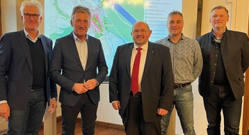 Martin Richter-Liebald, Geschftsfhrer Bayerische Landesgartenschau GmbH, Brgermeister Andreas Bratzdrum, Gerhard Zh, Vorsitzender der Bayerischen Landesgartenschau GmbH, Walter Schberl und Michael Blanck, beide Geschftsfhrer der Landesgartenschau Tittmoning 2024 GmbH.