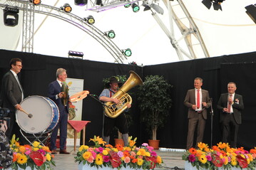 Martin Wangler alias Fidelius Waldvogel (Mitte) probt mit Landwirtschaftsminister Peter Hauk, Oberbrgermeister Dr. Wolfgang G. Mller, Landrat Frank Scherer und Gerhard Hugenschmidt, Prsident des Gartenbauverbandes Baden-Wrttemberg-Hessen, die Hymne der Landesgartenschau Lahr (von links).