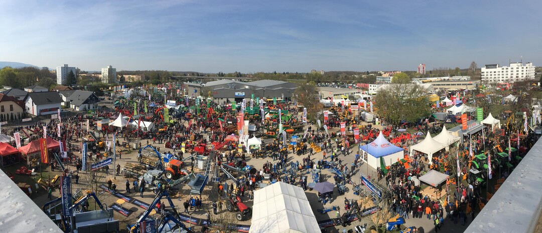 Über 300 Aussteller aus mehreren Nationen präsentierten vom 8. - 10. April auf dem Messegelände Offenburg modernste Maschinen- und Gerätetechnik rund um die Wertschöpfungskette Holz und warteten auf der Forst live 2016 mit zahlreichen Neuheiten auf.