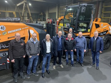 Leonardo Dalla Vecchia, Leiter der technischen Entwicklung (Dritter von links), sowie Vertriebs- und Marketing-Direktor fr Europa, Vincenzo Abate (rechts daneben), im Kreise der deutschen Kollegen in Kulmbach (von links): Marcel Mller, Geschftsfhrer des Vertriebspartners Mller Mulchtechnik GmbH & Co. KG; Energreen-Germany-Kundendienstleiter Sebastian Mller; Tobias Watzke, Kundendienstleiter der Schelling Nutzfahrzuge GmbH; Jrgen Rabeler, Chef der mera Rabeler GmbH & Co. KG; Michael Kfner, Geschftsfhrer der KLP Baumaschinen GmbH sowie Energreen-Germany-Chef Arnold Kemkemer.