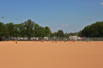 Spielfreude trifft Nachhaltigkeit: Der mineralische Spielfeldbelag GEODUR von tegra bietet zahlreiche Vorteile.