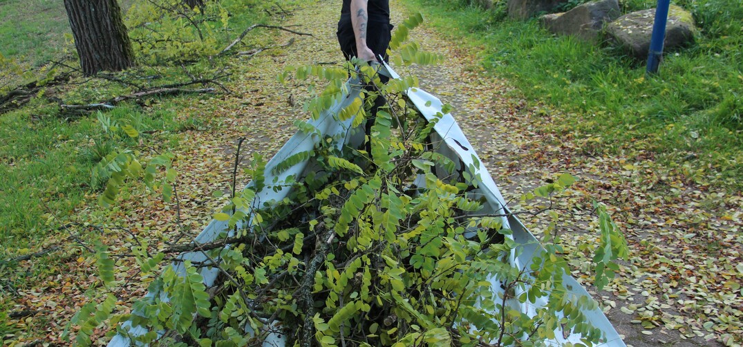 Schleppdecke aus reißfester LKW Plane mit geschweißten Rändern und vernähten Griffen.