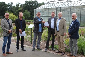 Von links: Dr. Andreas Jende (Geschftsfhrer Gartenbauverband Berlin-Brandenburg - GVBB, stellv. Vorsitzender der LVGA), Hubert Lcking (Geschftsfhrer Bundesverband DEULA), Henry Thiele (Geschftsfhrer DEULA Witzenhausen und Prsident Bundesverband DEULA) Holger Schulz (Geschftsfhrender Leiter LVGA), Georg Firsching (Vorstandsvorsitzender LVGA), Oliver Hoch (Geschftsfhrer Fachverband Garten-, Landschafts- und Sportplatzbau Berlin und Brandenburg e.V. - FGL -; Mitglied im Vorstand LVGA) 
