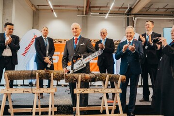 Dr. Nicolas Stihl (Mitte), Vorsitzender Stihl Beirat und Aufsichtsrat, weiht gemeinsam mit Vertretern von Hellmann und STIHL das STIHL Zentrallager in Vlklingen ein