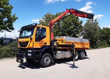 IVECO Trakker als Dreiseitenkipper mit Winterdienstausstattung.