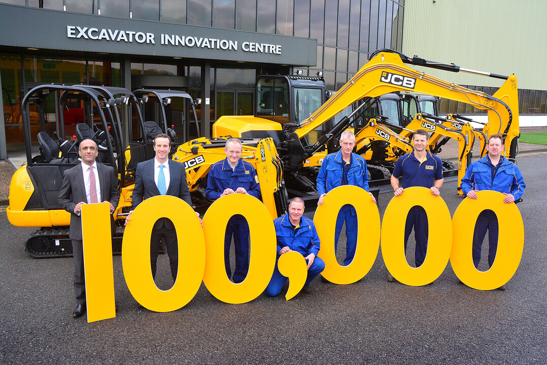 Meilenstein mit dem 100.000sten Minibagger, v.l.n.r.: JCB Compact Products Managing Director Buta Atwal, General Manager Ian Gillott, Techniker Paul Mellor, Lackierer Dave Thacker, Monteure Mark Bentley und Gary Ratcliffe sowie Schweier Melvin Sims.