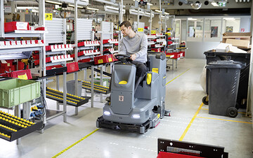  Mit der neuen B 110 R von Krcher kann insbesondere auf groen Flchen wie in Industriebetrieben hygienisch und wirtschaftlich gereinigt werden.