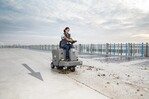 Aufsitzkehrmaschinen ermöglichen es, sehr große Flächen in kurzer Zeit zu reinigen, ohne dabei zu ermüden.