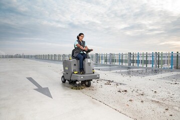 Aufsitzkehrmaschinen ermglichen es, sehr groe Flchen in kurzer Zeit zu reinigen, ohne dabei zu ermden.