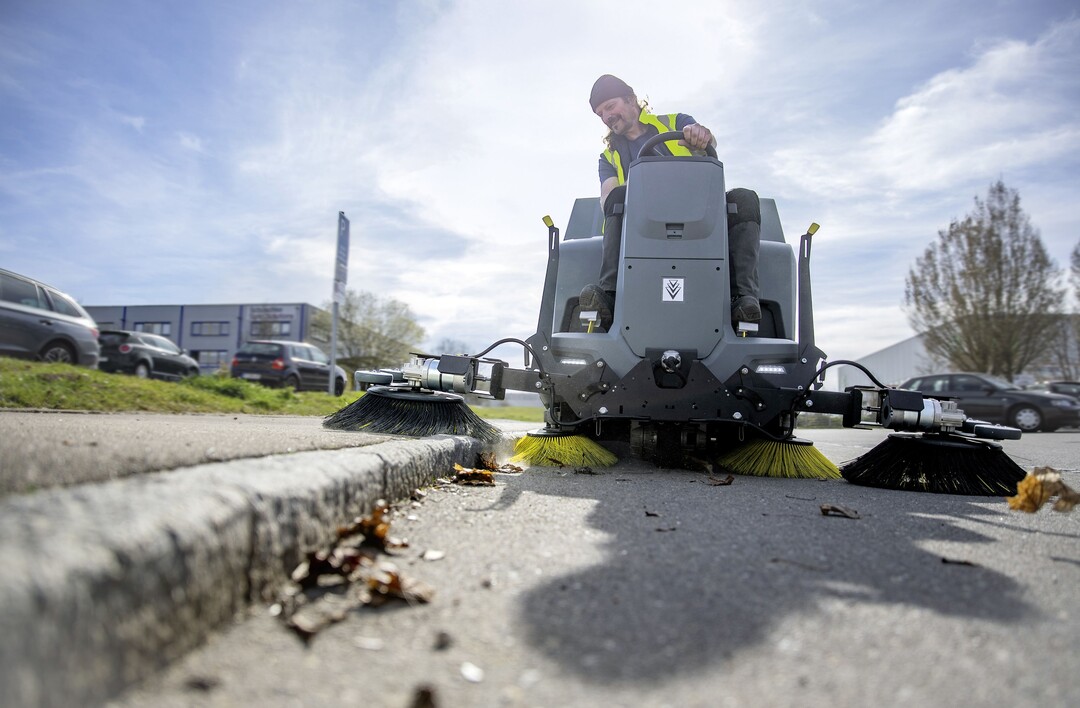 Ob es sich um große Parkflächen im Außenbereich handelt oder um Parkhäuser: Die Kehrmaschine erleichtert das Arbeiten, da ein Seitenbesenpaar an die Bordsteinkante herangeführt werden kann und das zweite Paar oben kehrt.