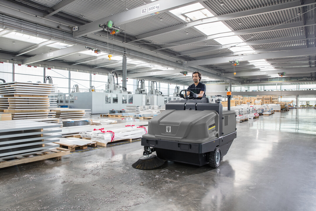 Die Kehrmaschine KM 120/250 R Classic wurde für harte Arbeitseinsätze in Industrieumgebungen und im Baugewerbe entwickelt.