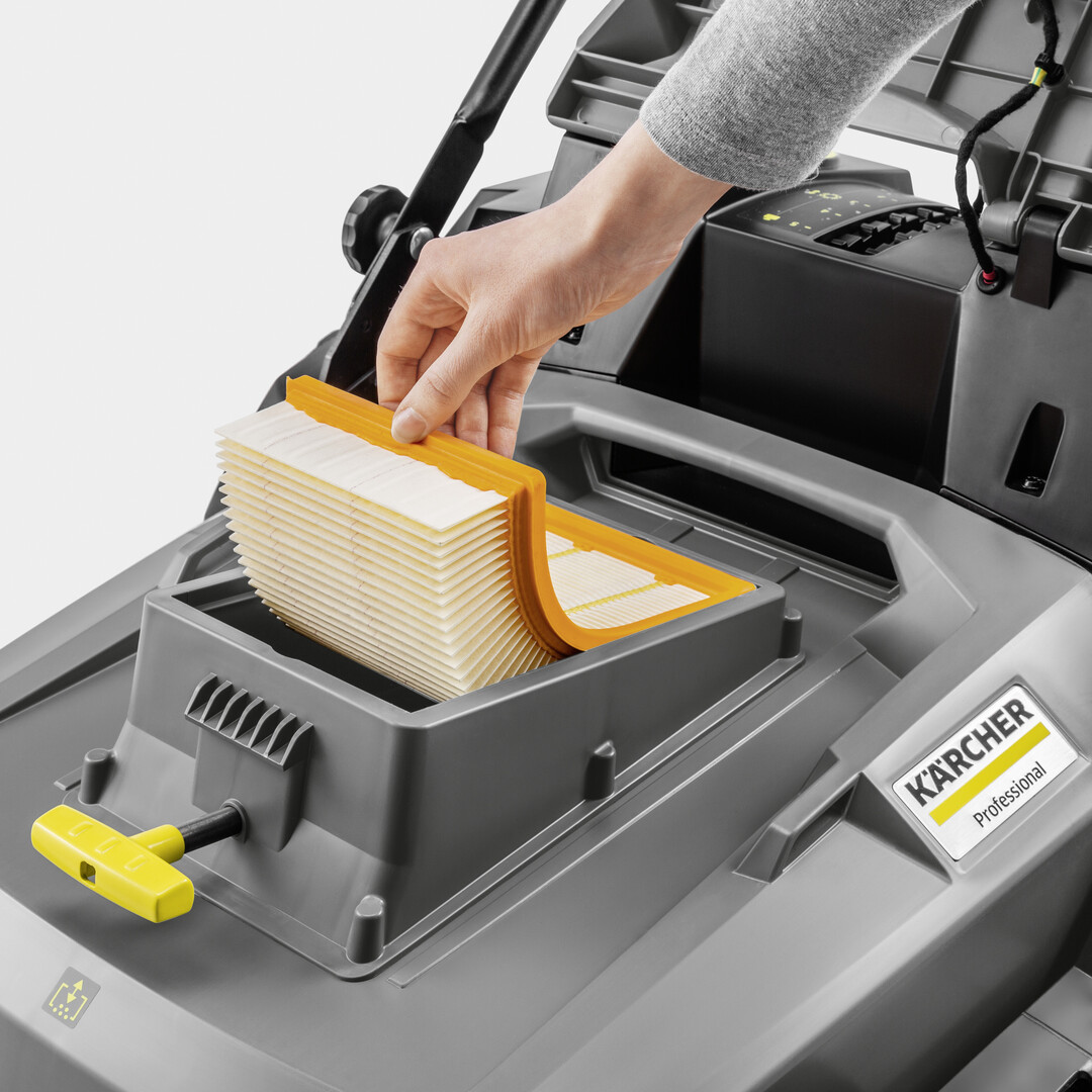 Das effiziente Filtersystem der KM 70/30 C Bp besteht aus einem Flachfaltenfilter und einer aktiven Absaugung.