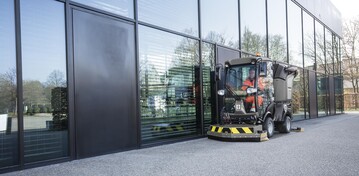 Vielseitig verwendbar: Die Kommunalmaschine MIC 34 C im Einsatz als Kehrmaschine.