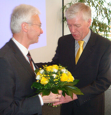 ZVG-Vizeprsident Hartmut Weiman (rechts) wird im FLL-Prsidium begrt. 

