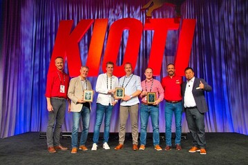 Excellence-Award fr deutsche Hndler: Knut Ziemer, KIOTI Deutschland, Mathias Fritzsche, FLS Fahrzeug- und Landtechnik Service, Mika und Axel Wohltmann, Wohltmann Landtechnik, Christian Schrder, Firma Lcke-Schrder, Martin Benz, KIOTI Deutschland und Peter Kim, CEO KIOTI Tractor Daedong USA (v.l.n.r.). 
