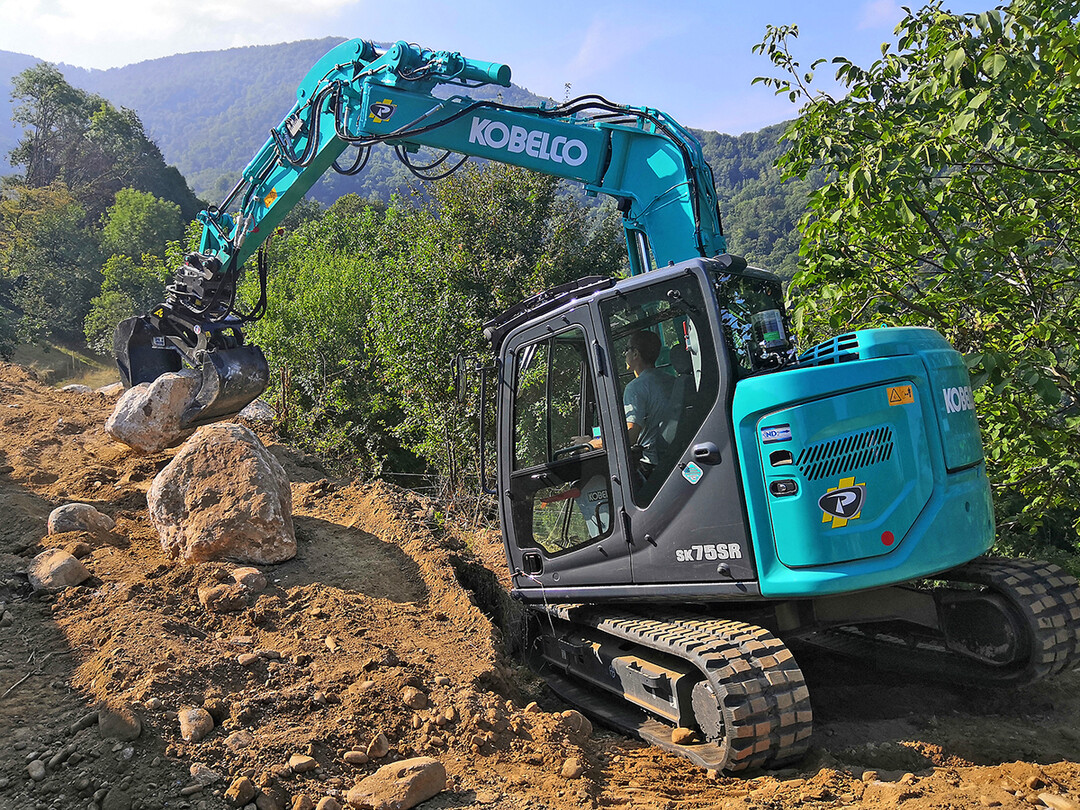 Mit dem SK75SR-7 Side Drain präsentiert Kobelco auf der GaLaBau einen Offset-Bagger, der bei besonderen Anforderungen Vorteile bietet.