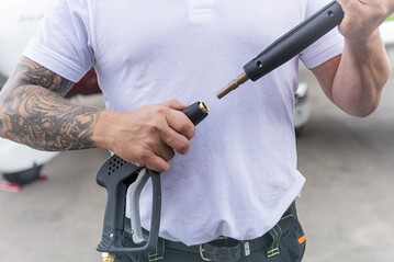 Lanzen und weiteres Zubehr sind dank des Schnellwechsel-Stecksystems D12 im Handumdrehen mit der Hochdruckpistole verbunden und einsatzbereit. 