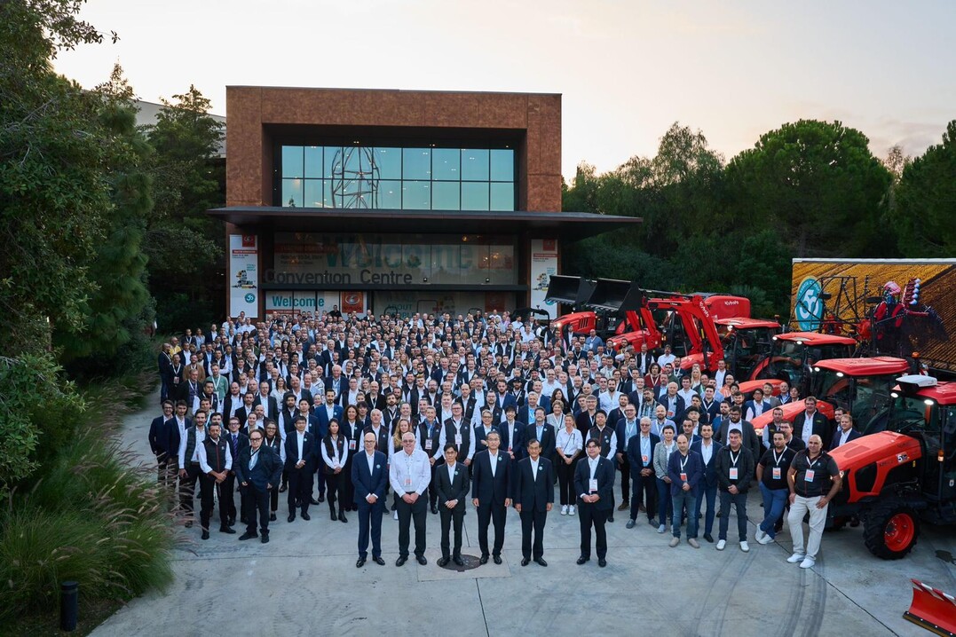 Teilnehmer der Kubota-Veranstaltung vor dem Kongresszentrum PortAventura