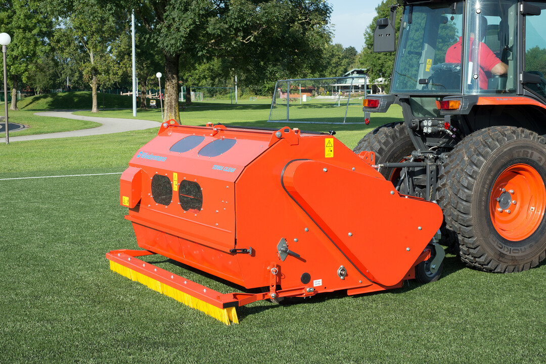 Kunstrasennutzer können aufatmen: Die Wiedenmann Terra Clean 160 C mit Zyklonfiltern holt selbst feinste Schmutz- und Gummipartikel aus dem Kunstrasen.