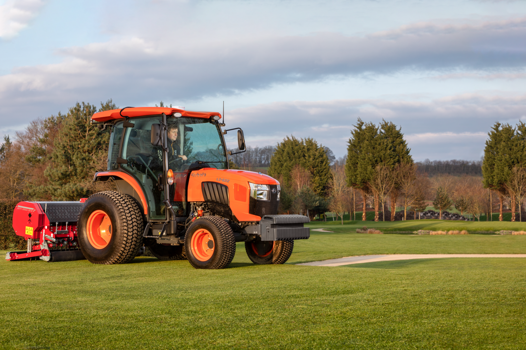 Ein Kubota Kompakttraktor mit satellitengesttzter Spurfhrung. Dank der automatischen Lenkradsteuerung kann sich der Fahrer ganz auf sein Anbauwerkzeug konzentrieren.