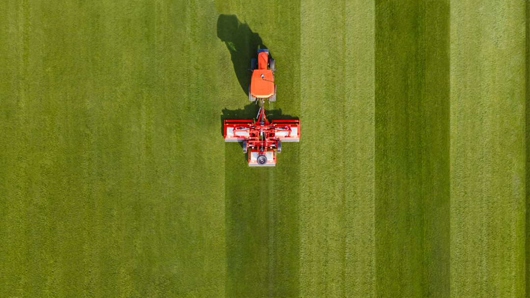 Der im Traktor integrierte Empfnger und Lenkrechner empfngt Satellitensignale und errechnet daraus die aktuelle Position des Fahrzeugs.