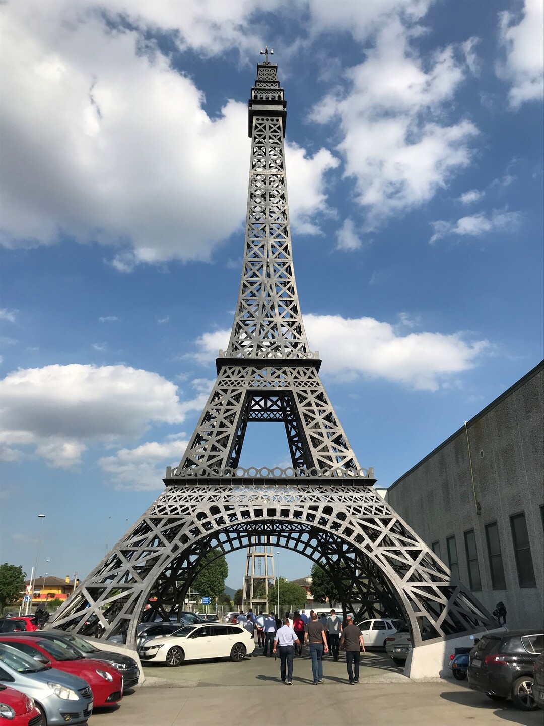 Monumentales Wahrzeichen der Laserjet-Gruppe: mehrere Tausend Tonnen Stahl  la Eiffelturm.
