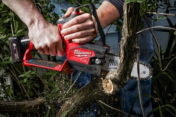 In der 12 Volt-Akku-Astsge FUEL M12FHS von Milwaukee steckt viel mehr Leistung und Komfort als es die extrem kompakte Bauweise vermuten lsst. Ein brstenloser Motor sorgt fr hohe Schnittgeschwindigkeit und Durchzugskraft. 