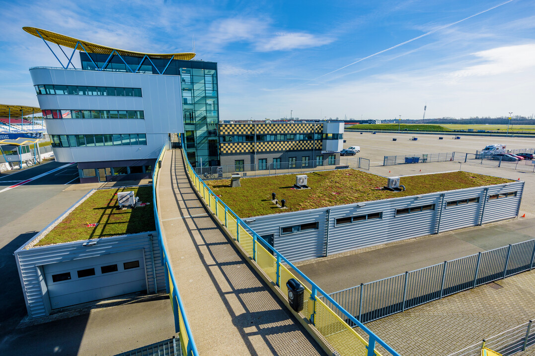Installation des Sedum & WildFlower Daches auf dem Hauptgebude der RennstreckeTT Circuit Assen