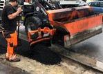 Die Optimas Materialverteilschaufel Finliner kann auch beim Bauen mit Asphalt eingesetzt werden.