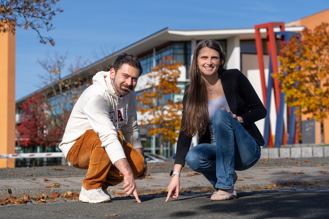 Bald begünstigen die Bodentemperaturen die Bildung von Eis – das Projekt von Prof. Dr. Heike Markus und Dr. Ali Fallah Tehrani setzt hier an und will den Winterdienst effektiver machen.