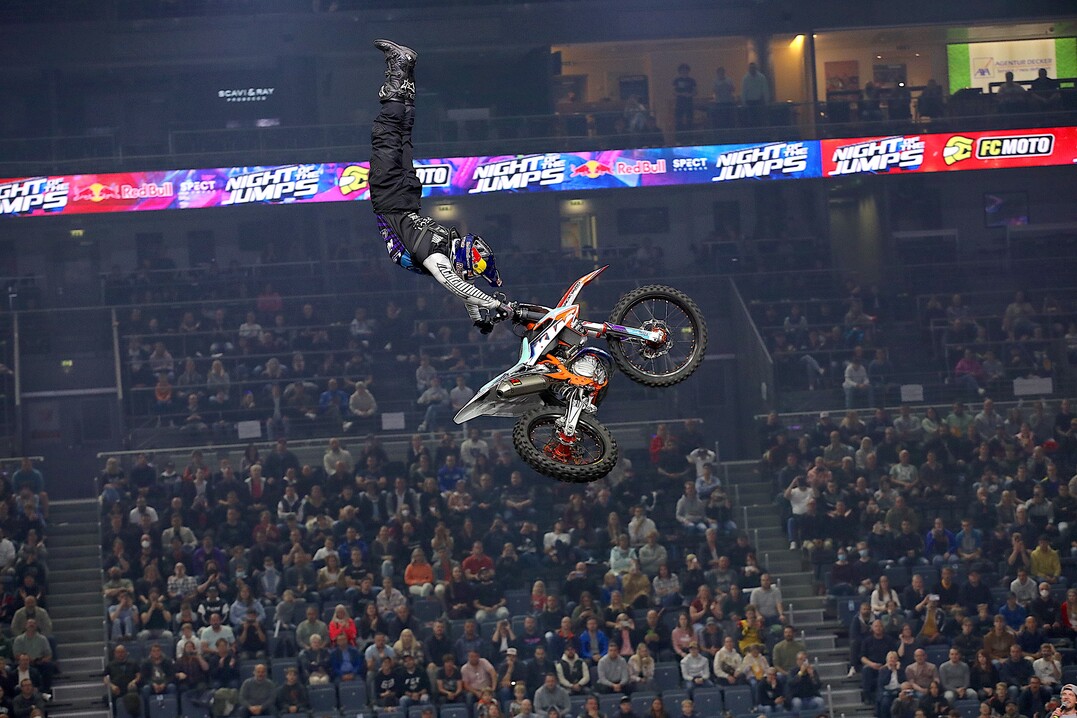 FMX Weltmeister Luc Ackermann bei der NIGHT of the JUMPs.