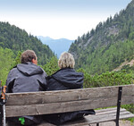 Paar bei einer Rast in den österreichischen Alpen