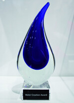 OASE lädt alle Unternehmen des Garten- und Landschaftsbaus, die als OASE WaterCreation Partner registriert sind, zur Teilnahme am OASE
WaterCreation Award 2016 ein. Der renommierte Wettbewerb würdigt den gartenbautechnischen, fachlich hochwertigen und innovativen Umgang mit dem Thema „Leidenschaft für Wasser“. Bewerbungen können ab sofort eingereicht werden, die Bewerbungsfrist endet am 15. April 2016.