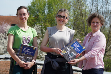 v.l.: Olga Bondiuk und Anna Khodykina, Geflchtete aus der Ukraine, zusammen mit Susann Liebe, Willkommenslotsin beim VGL Bayern, bei den Dreharbeiten zum Film Chance fr Ukraine-Geflchtete im bayerischen GaLaBau.