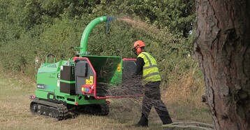 Extrem mobil und krftig: der neue Raupenhcksler ArbTrak 200 lsst sich direkt bis an den Einsatzort fahren. 
