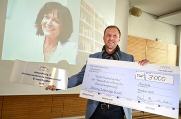 Preisverleihung in Friedrichshafen am 22.10.2020. Dr. Eva Lohse, Vorstandsmitglied der Stiftung Lebendige Stadt, ist der Preisbergabe virtuell zugeschaltet. Im Vordergrund: Stefan Khler, Erster Brgermeister der Stadt Friedrichshafen.
