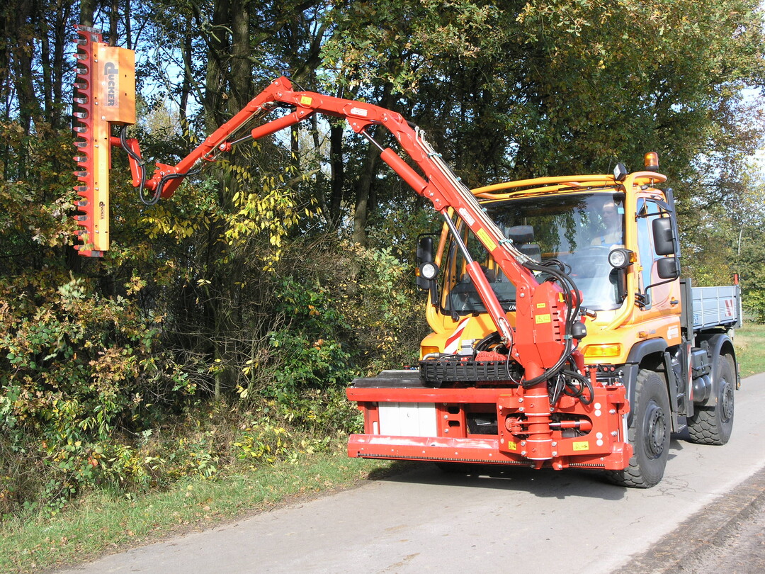 Heckenpflegegerät von Dücker mit einem Unimog Trägerfahrzeug