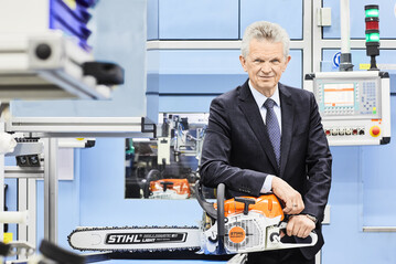 Auf der STIHL Bilanz-Pressekonferenz stellte STIHL Vorstandsvorsitzender Dr. Bertram Kandziora zahlreiche Produktneuheiten vor, darunter auch die Motorsge STIHL MS 462 C-M fr die professionelle Forstwirtschaft, die in Waiblingen produziert wird.