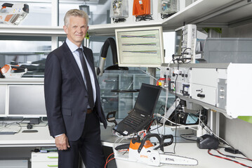 Die STIHL Gruppe rechnet mit einem Umsatzrekord im neunzigsten Firmenjahr. Ein Wachstumsfaktor sind die neuen Akkuprodukte, die der STIHL Vorstandsvorsitzende Dr. Bertram Kandziora in den eigenen Elektroniklaboren in Waiblingen prsentiert.