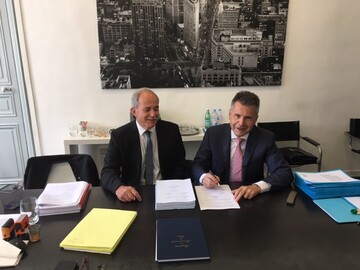 Vertragsunterzeichnung durch Etienne Blaise, Geschftsfhrer FAUN Environnement (rechts) und Christian Reverdy, PB Environnement