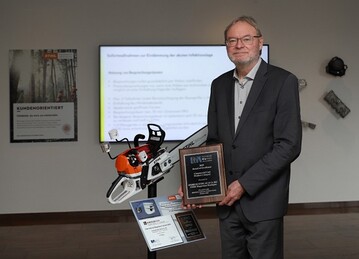 Hartmut Fischer, Geschftsleiter von STIHL Magnesium-Druckguss, freut sich ber die Auszeichnung mit dem Award of Excellence der International Magnesium Association. 