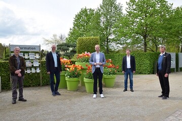 v. links: Hans-Joachim Adam (Landschaftsarchitekt und Planer des Park der Grten), Christian Wandscher (Geschftsfhrer des Park der Grten), Dennis Rohde MdB (Bundestagsabgeordneter fr Oldenburg und das Ammerland), Hennig Dierks (1. stellvertretender Brgermeister der Gemeinde Bad Zwischenahn) und Brgermeister Dr. Arno Schilling (Brgermeister der Gemeinde Bad Zwischenahn) freuen sich ber die Frderzusage. 